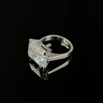 Ring, 585/14K Wei&szlig;gold (punziert), Gesamtgewicht 9g, gro&szlig;er blauer Stein im Treppenschliff, Durchme