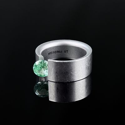 Niessing Ring, Edelstahl, signiert, Gesamtgewicht ca. 8,4g, Modell Akrobat, mit gr&uuml;nem Spinell, Rin