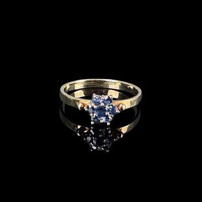 Ring, 585/14K Gelbgold (punziert), Gesamtgewicht 1,9g, besetzt mit 7 kleinen blauen Steinen, wohl S