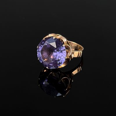Ring, ca. 13K Gelbgold (getestet), Gesamtgewicht 6,7g, besetzt mit einem gro&szlig;en lila Stein, Durchme