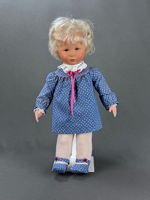 Puppenm&auml;dchen, K&auml;the Kruse, Stoffk&ouml;rper und Zelluloidkopf, unter Fu&szlig; signiert, L&auml;nge ca. 45cm, aus. 
