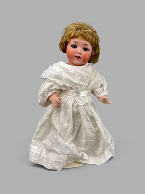 Puppenm&auml;dchen, Armand Marseille, Porzellan-Kurbelkopf mit blonder Kurzhaarper&uuml;cke, blauen Augen, of