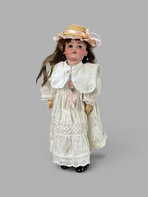 Puppe, M&auml;dchen, wohl Swaine & Co., H&uuml;ttensteinach Th&uuml;ringen, Porzellan-Kurbelkopf mit braunen beweg