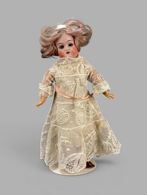 Puppenm&auml;dchen, deutsche Herstellermarke, Porzellan-Kurbelkopf mit beweglichen braunen Augen (Lider. 