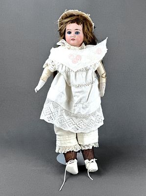 Puppenm&auml;dchen, um 1900/Anfang 20.Jahrhundert, auf der R&uuml;ckseite des feststehenden Porzellan-Kopfes. 