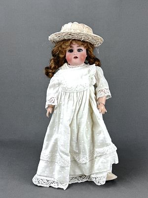 Puppenm&auml;dchen, K&auml;mmer und Reinhardt,um 1900, Porzellan-Kurbelkopf mit beweglichen blauen Glasaugen,