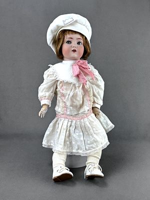 Puppenm&auml;dchen, Simon & Halbig um 1900, Porzellan-Kurbelkopf mit blauen beweglichen Augen, offenem M