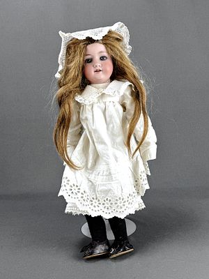 Puppenm&auml;dchen, Armand Marseille, um 1900, feststehende blaue Glasaugen, offener Mund mit vier Z&auml;hne