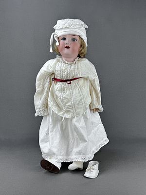 Puppe, Armand Marseille um 1900, Porzellan-Kurbelkopf mit beweglichen blauen Glasaugen, offenem Mun