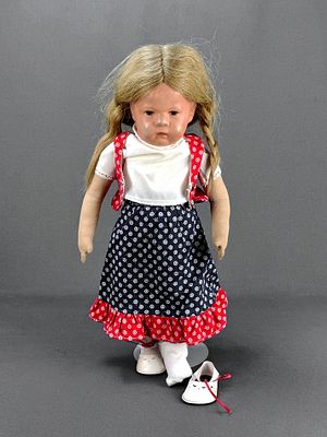Puppenm&auml;dchen, K&auml;the Kruse, feststehender Nesselkopf, mit r&uuml;ckseitiger Naht, Gesicht mit Masse &uuml;ber