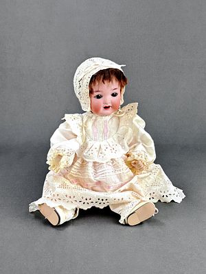 Puppe, Heubach K&ouml;ppelsdorf, um 1900, Kurbelkopf mit braunen, beweglichen Glasaugen, offenem Mund, 2