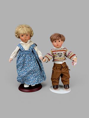 Zwei K&auml;the Kruse Puppen, Puppenm&auml;dchen H&ouml;he 37cm, Puppenjunge H&ouml;he 34cm. Zwei K&auml;the Kruse 