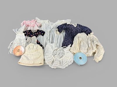 Konvolut Puppenzubeh&ouml;r: Puppenkleider, Schuhe, Schmuck. Konvolut Puppenzubeh&ouml;r: Puppenkleider 