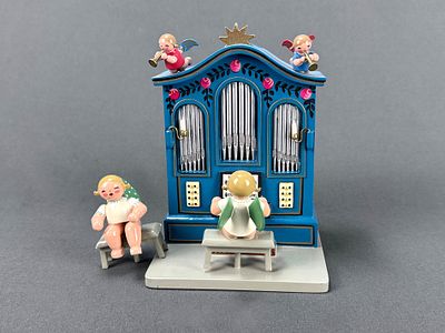Engel an der Orgel mit Spieluhr, Wendt und K&uuml;hn, Erzgebirge, Holz, farbig bemalt, Spieluhr mit Kurb