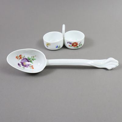 Sauce spoon and salt cellar - Meissen, Knauf period (1850-1924), porcelain, polychrome painted 