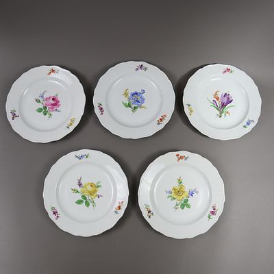 Five dinner plates with floral painting - Meissen, Knauf period (1850-1924), "New Cut" shape, Mirror