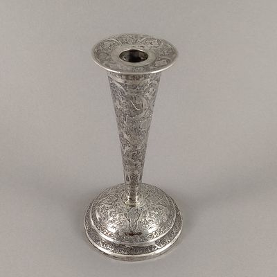 Kerzenhalter - indopersisch, Silber gepr&uuml;ft, trichterf&ouml;rmiger Schaft &uuml;ber rundem hochgew&ouml;lbtem 