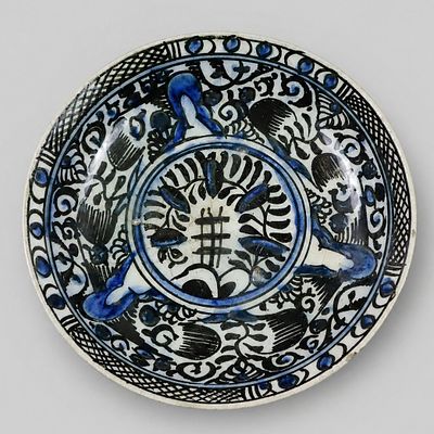 Fayence-Teller - Persien, 17./18.Jh., Fayence, schwarz-blauer Dekor mit vegetabiler Motivik 