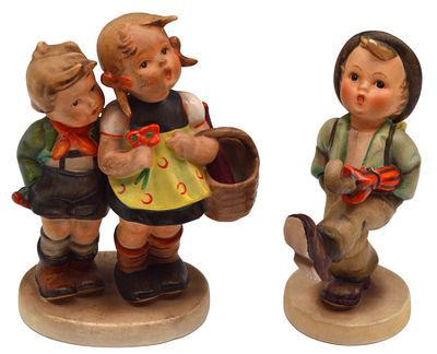 Zwei Hummelfiguren. auf Sockel stehend, rund bzw. oval, Geschwisterpaar und ein Spazierg&auml;nger 