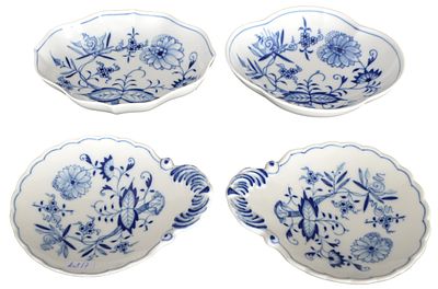 Konvolut vier Schalen. Dekor blaue Bl&uuml;tenmuster, in verschiedenen Formen und Ausf&uuml;hrungen, blaue 
