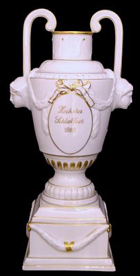 Prunkvase. auf rechteckigem Sockel stehend, mit zwei Masken verzierte Griffe, wei&szlig;/gold verziert 