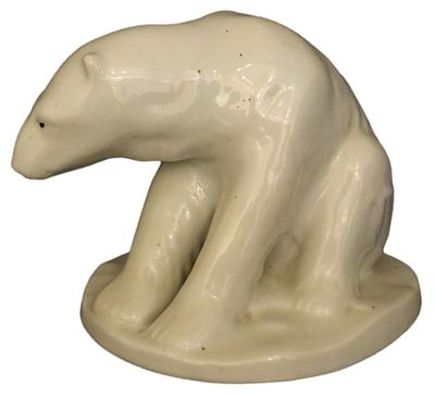 Sitzender Eisb&auml;r. rund, im Boden leichter Chip, wei&szlig; glasiert, H 15 cm, B 20 cm