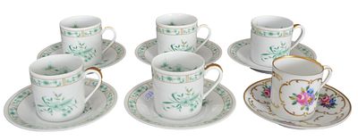 Mokkaservice und eine Mokkatasse. Dekor Pekin, FM Limoges, eine Mokkatasse, gold mit Bl&uuml;ten verziert