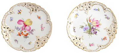 Paar Teller. durchbrochener gewellter Goldrand, Rand und Spiegel mit bunter Blumenbemalung, Dm 