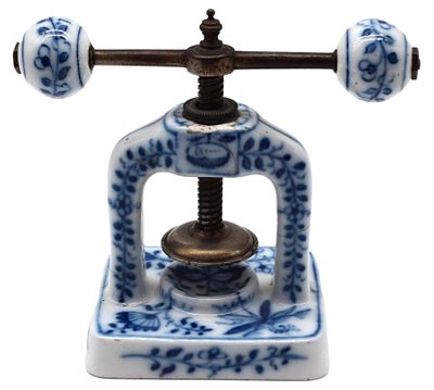 Nussknacker. Dekor blaues Zwiebelmuster, besch., H 14 cm, B 14 cm, 19.Jh.