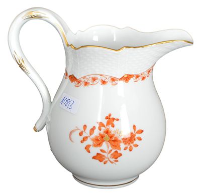 Kleine Milchkanne. leicht gebaucht, ein Griff, ein Ausgie&szlig;er, Goldrand, Wandung mit roten Bl&uuml;ten 