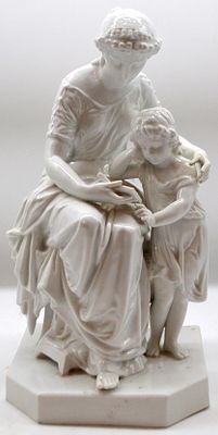 Mutter mit Kind. sitzende Mutter beim lesen, auf rechteckigem Sockel, wei&szlig; glasiert, linke Hand 