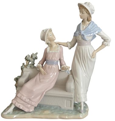 Zwei M&auml;dchen auf der Bank. breiter Sockel, sitzendes M&auml;dchenpaar, mit Blumenranken, bunt bemalt 