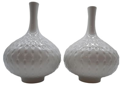 Paar Vasen. gebaucht, schmaler Schaft, wei&szlig; glasiert, H je 27 cm, blaue Schwertermarke Meissen