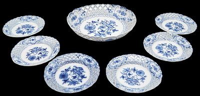 Obstschale mit sechs Tellern. Dekor Zwiebelmuster, rund, durchbrochener verzierter Rand, Dm 24 