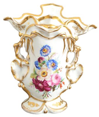 Vase. ovaler Sockel, Wandung mit goldenem Blattwerk verziert, Spiegel mit bunter Blumenbemalung 