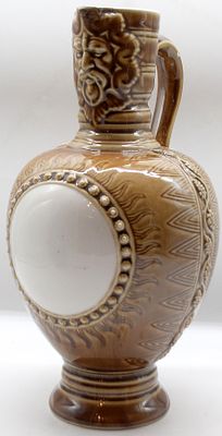 Bartmannskrug. rund, leicht gebaucht, mit rundem Medaillon, Ausgie&szlig;er Bartmann, rest., mit Griff 