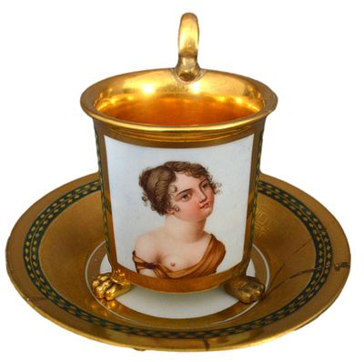 Biedermeiertasse mit Untertasse. Tasse auf drei goldenen F&uuml;&szlig;en stehend, Wandung Portrait eines 
