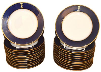 22 Teller. Rand kobaltblau mit gold, mit Krone und dem Monogramm L, Dm 24 cm, FM Pirkenhammer 