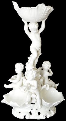 Aufsatzschale. runder verzierter Fu&szlig;, &uuml;bergeordnet drei Muschelschalen, mit drei musizierenden 