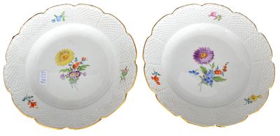 Zwei kleine Dessertteller. goldener Korbrand, mit bunter Feldblumenbemalung, Dm 16 cm, blaue 