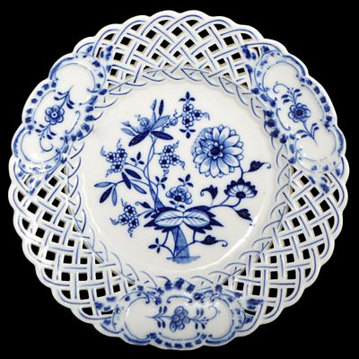 Teller. durchbrochener verzierter breiter Rand, Spiegel mit Zwiebelmuster Dekor, Dm 24 cm, blaue 