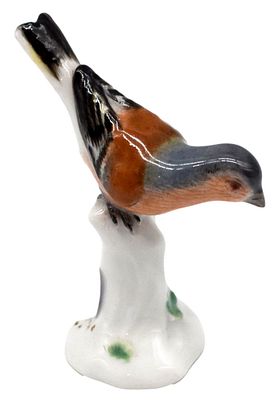 Kleiner Vogel. auf Holzstumpf sitzender Vogel, bunt bemalt, H 6 cm, blaue Schwertermarke Meissen 