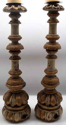 Paar Tischkerzenleuchter. Hartholz, geschnitzt, rund, wei&szlig;/gold gefasst, H 43 cm, um 1900