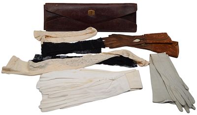 Handschuhetui. rotes Leder, mit Messingschnalle, Innenleben mit div. Damenhandschuhen, in 