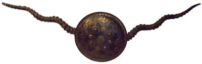 Rundes Schild mit zwei H&ouml;rnern. Eisen/Messing, H&ouml;rner von afrikanischem Wildtier, B ca. 100 cm 