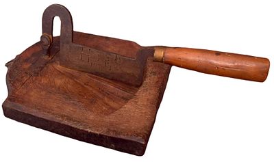 Hackmesser mit Brett. Brett Hartholz, mit montiertem Hackmesser, Holzgriff, mit Aufh&auml;ngung, H 