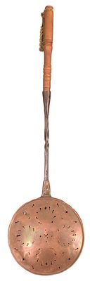 Bettpfanne. Kupfer, rund, verzierte Bettpfanne, Eisenstil mit Holzgriff, H 97 cm, B 27 cm, um 1900