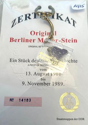 Schl&uuml;sselanh&auml;nger. ein kleines Bruchst&uuml;ck der Berliner Mauer, mit Expertise