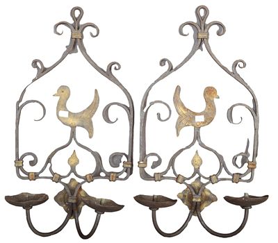 Zwei Wandkerzenhalter. Gusseisen, 2-lichtig, mit Vogelmotiven verziert, B 26 cm, H 50 cm