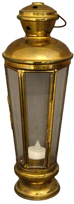 Kleine Laterne. Messing, sechseckig, runder Fu&szlig;, mit farbl. geschliffen verziertem Glas, H 33 cm 